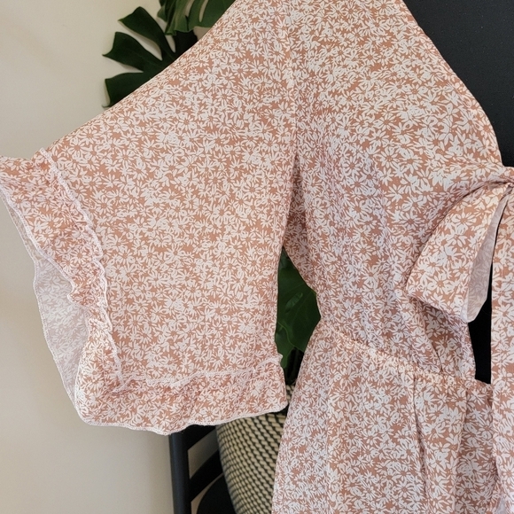 Simplee Ditsy Floral Flutter Sleeve Tie Front Romper Size Small EUC - Picture 3 of 13